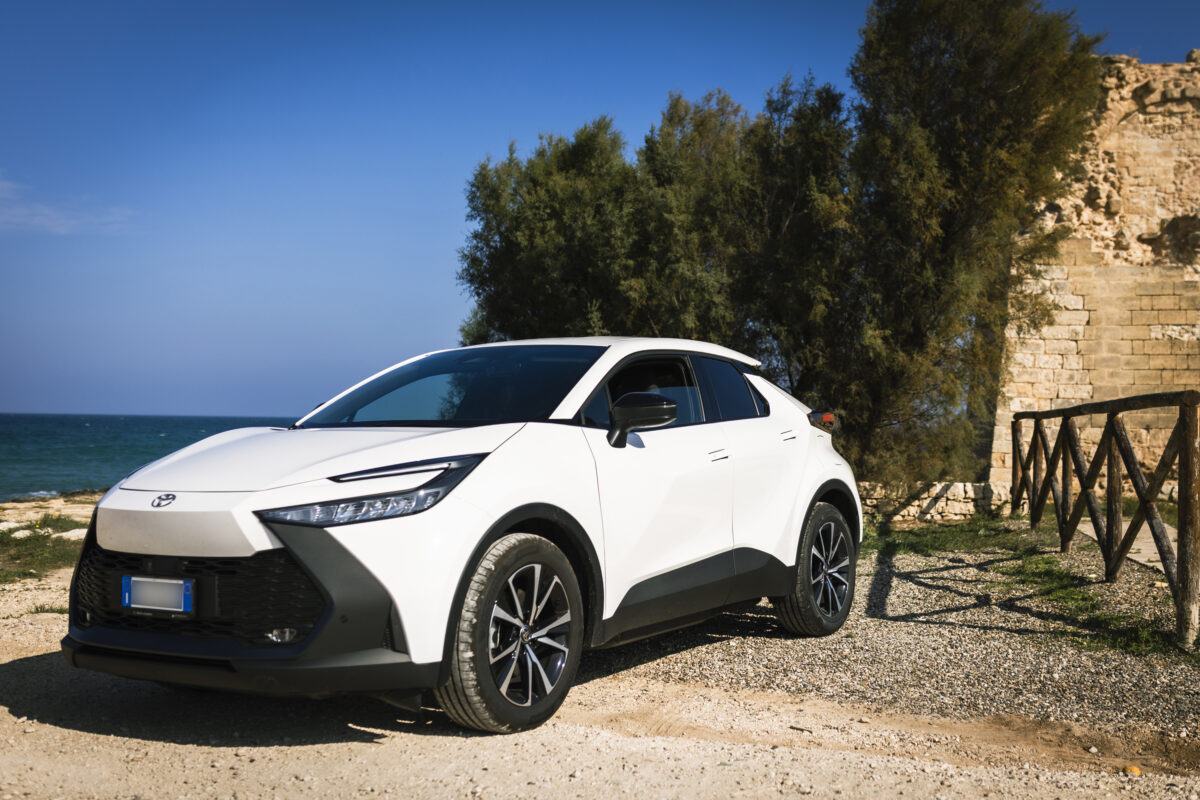 Noleggio-Auto-Toyota-CHR-1