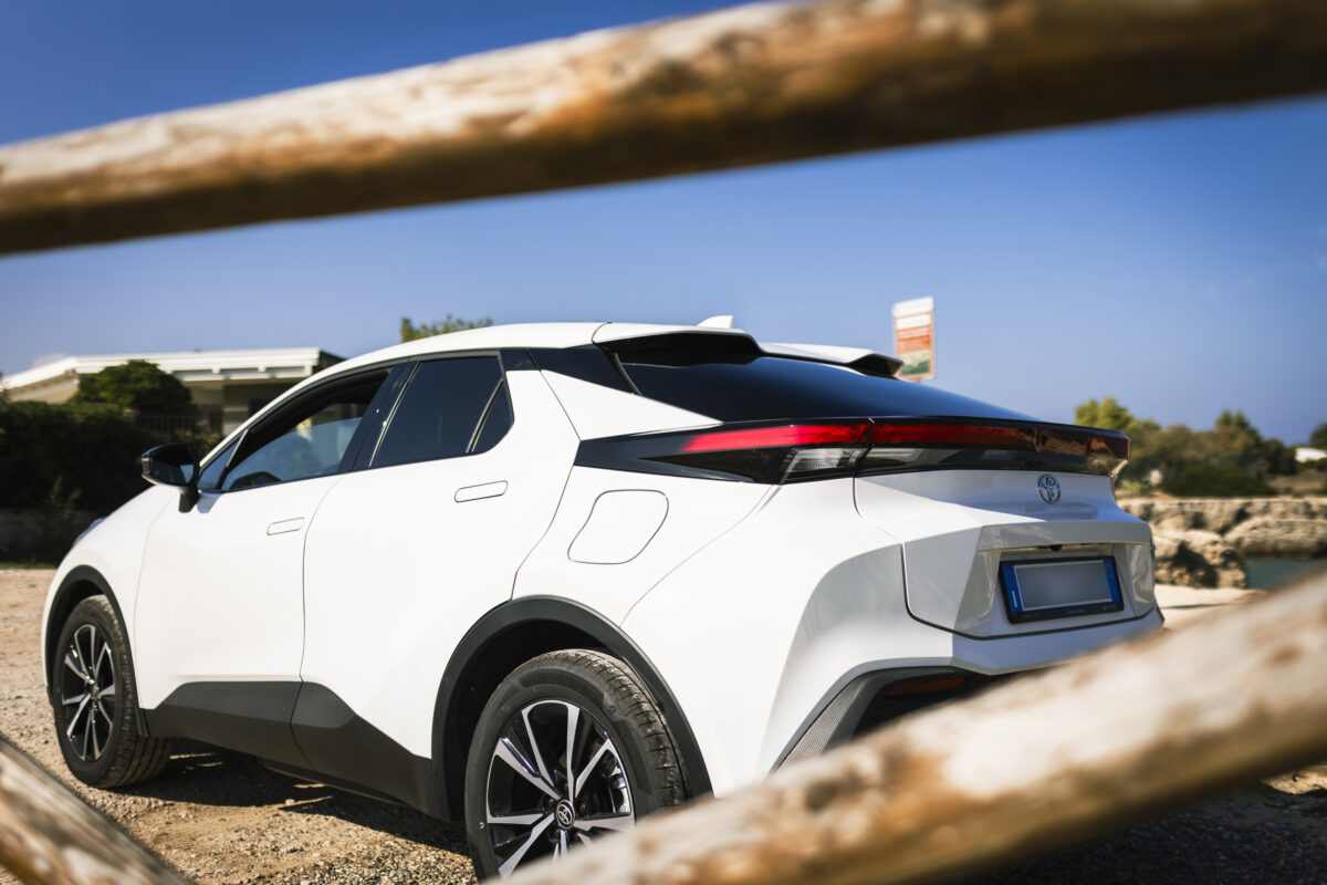 Noleggio-Auto-Toyota-CHR-12