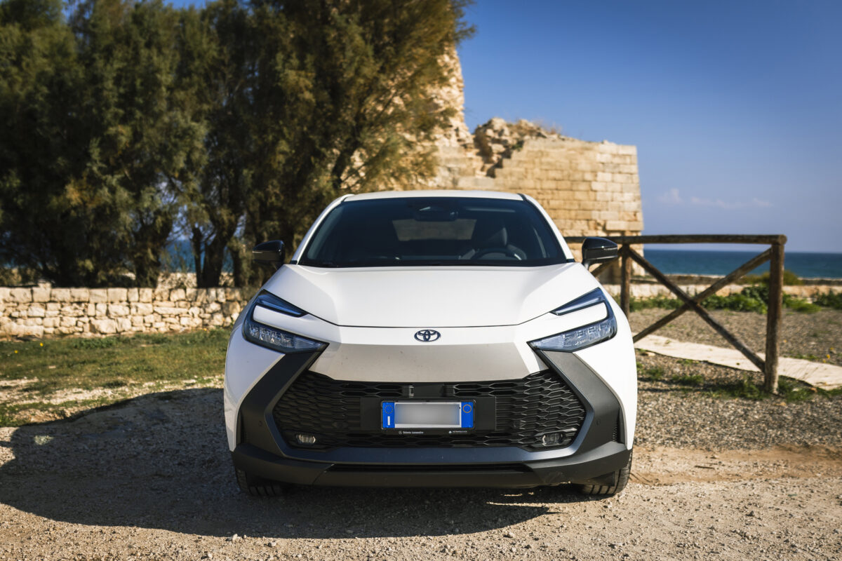 Noleggio-Auto-Toyota-CHR-3