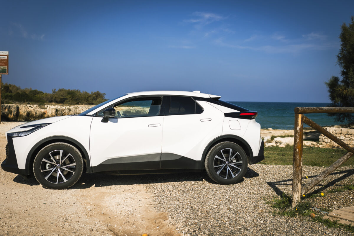 Noleggio-Auto-Toyota-CHR-4