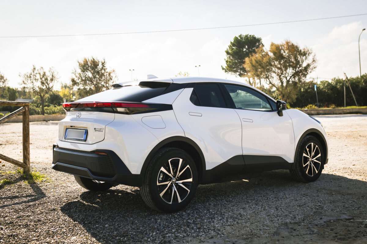 Noleggio-Auto-Toyota-CHR-5